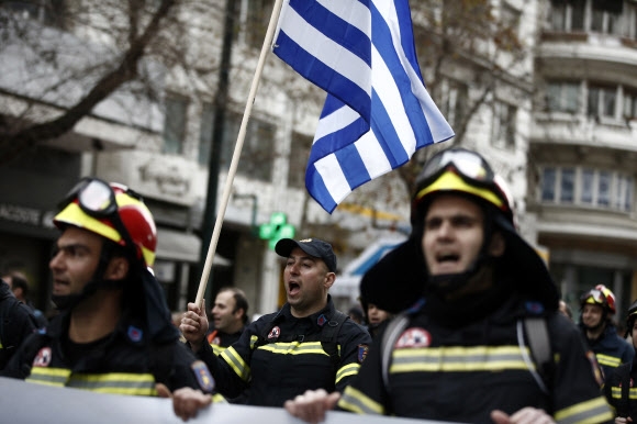 “3분의 1 실직 위기”… 거리로 나선 그리스 소방관들 
