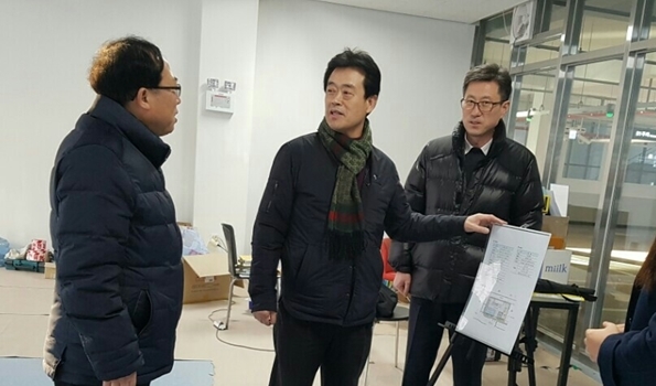 황준환 서울시의원(가운데)이 신방화역 환승주차장 현장점검을 하며 현장 관계자와 의견을 나누고 있다.