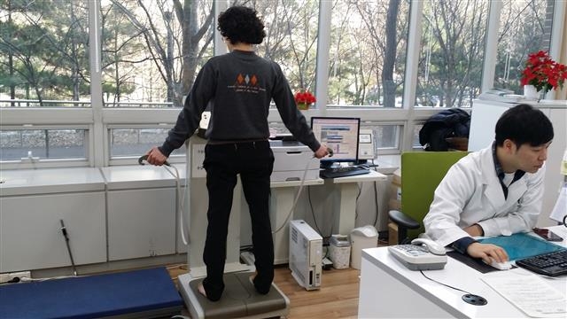 서울 마포구 보건소의 대사증후군전문관리센터에서 9일 한 구민이 체중을 재며 건강상태를 확인하고 있다. 마포구 제공