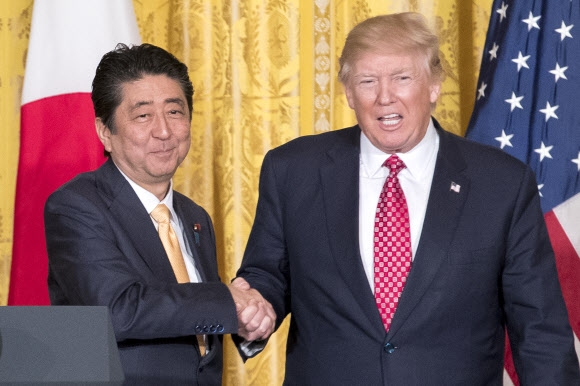 도널드 트럼프(오른쪽) 미국 대통령과 아베 신조 일본 총리. EPA연합뉴스