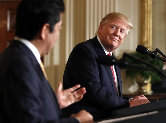 아베 신조 일본 총리를 바라보는 도널드 트럼프 대통령