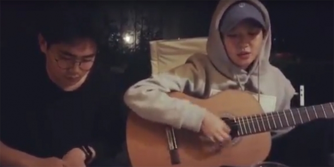 아이유의 곡 ‘소격동’을 부르는 김고은의 모습 [유튜브 영상 캡처]