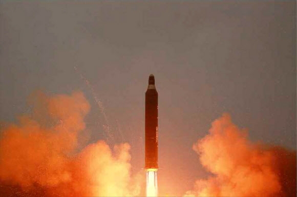 北, 중장거리 미사일 ‘화성-10’ 시험발사 사진 공개