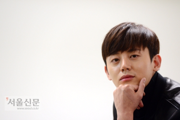 SBS 드라마 ‘푸른 바다의 전설’에서 첫 악역에 도전해 눈도장을 찍은 신예 이지훈은 “연기를 하면 할수록 보이는 것이 달라지고 생각의 폭도 넓어지면서 연기가 느는 것 같다”면서 “비중에 상관없이 다작을 하는 배우가 되고 싶다”고 말했다. 정연호 기자 tpgod@seoul.co.kr