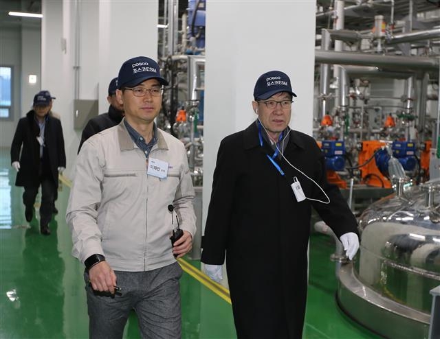 권오준(오른쪽) 포스코 회장이 지난 10일 경북 구미 포스코ESM 양극재 공장을 점검하고 있다. 포스코 제공