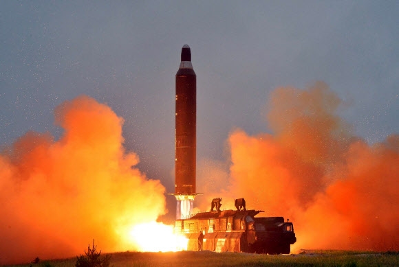 북한 조선중앙통신이 지난해 6월 공개한 사진에서 화성10호 무수단 미사일이 발사되고 있다. 연합뉴스