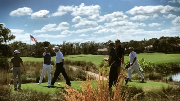 미국을 방문 중인 아베 신조(왼쪽 두 번째) 일본 총리가 11일(현지시간) 미국 플로리다에서 도널드 트럼프(세 번째) 미국 대통령과 골프 라운딩을 즐기고 있다. 플로리다 연합뉴스