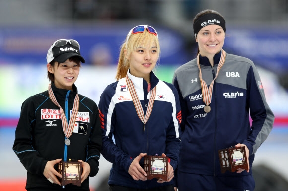금메달을 차지한 김보름(가운데) 은메달 일본의 다카키 나나(왼쪽), 동메달 미국의 헤더 버그스마. 연합뉴스