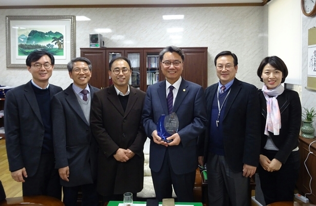 김선갑 서울시의회 운영위원장(오른쪽 세번째)이 9일 대한국학기공협회로부터 감사패를 받고 협회 관계자와 기념촬영을 하고 있다.