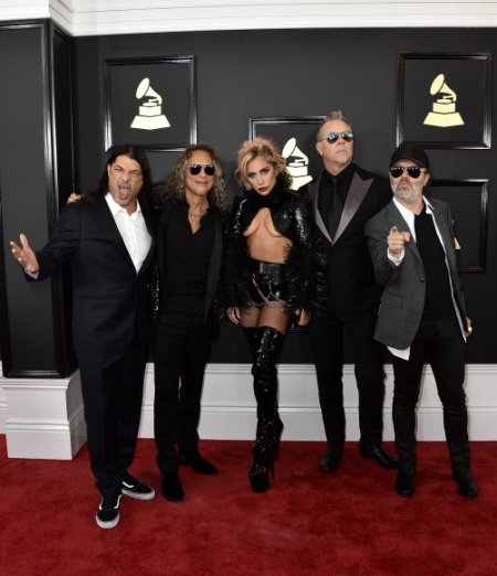 팝스타 레이디 가가(가운데)가 12일(현지시간) 미국 로스앤젤레스 스테이플스 센터에서 열린 ‘제59회 그래미 어워드(Grammy Awards)’에 참석해 그룹 메탈리카와 함께 포즈를 취하고 있다.<br>AP 연합뉴스