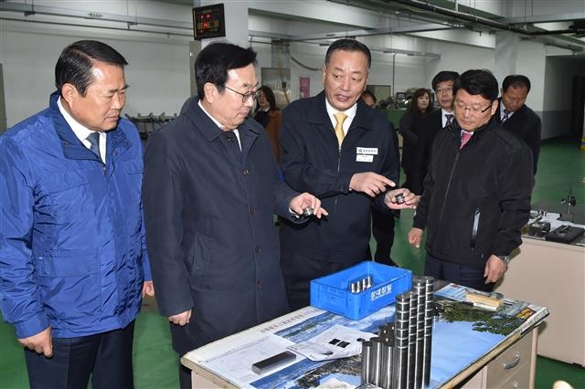 서(왼쪽 두 번째) 시장이 사상에 있는 정밀화학 제조업체인 ㈜금양을 방문, 직원으로부터 제조 과정에 대해 설명을 듣고 있다.  부산시 제공