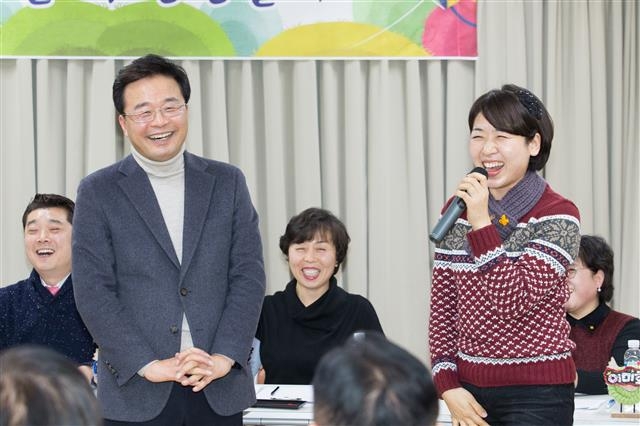 김우영(왼쪽) 은평구청장이 신사1동 주민토론회에서 주민참여사업 발전방안에 대해 토론하고 있다. 은평구 제공