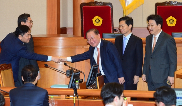 박근혜 대통령 대리인단에 합류한 이동흡(오른쪽 세 번째) 전 헌법재판관이 14일 서울 종로구 헌재 대심판정에서 열린 탄핵심판 13차 변론에서 국회 탄핵소추위원단과 악수하고 있다. 맨 오른쪽은 탄핵소추위원장을 맡고 있는 권성동 법제사법위원장. 손형준 기자 boltagoo@seoul.co.kr