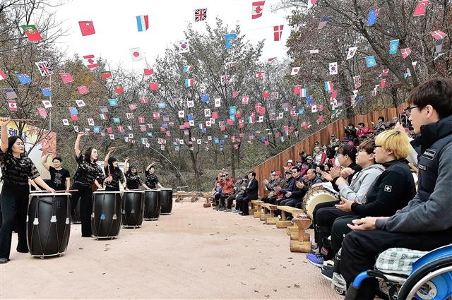 서울 서대문구 홍제2동의 아마추어예술단인 ‘승승장구’가 지난해 11월 12일 북한산 무장애자락길 개통 행사에서 난타 공연을 하고 있다. 서대문구 제공