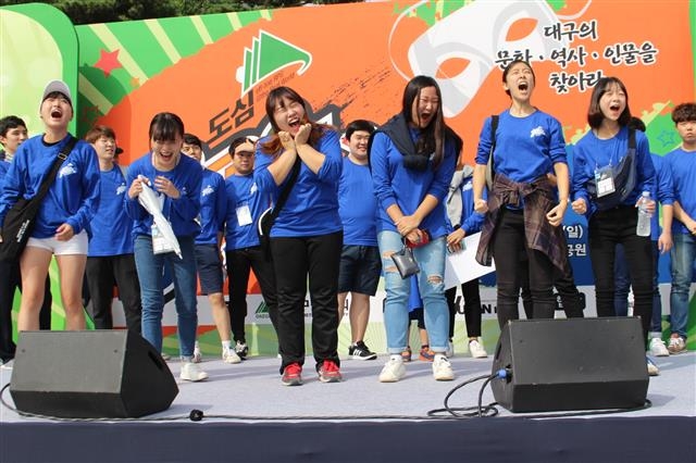 지난해 10월 8일 열린 대구시민의 날 행사에서 참가자들이 대구 정체성 찾기 도심문화 역할수행게임(RPG)을 하고 있다. 대구시민주간 행사 때는 대구사랑도심문화 RPG로 열린다. 대구시 제공