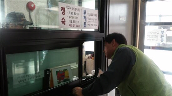 ‘동인적안전망’ 복지도우미가 비정형 임시주거시설인 고시원을 찾아 취약계층 가구의 생활 실태를 조사하고 있다. 광진구 제공