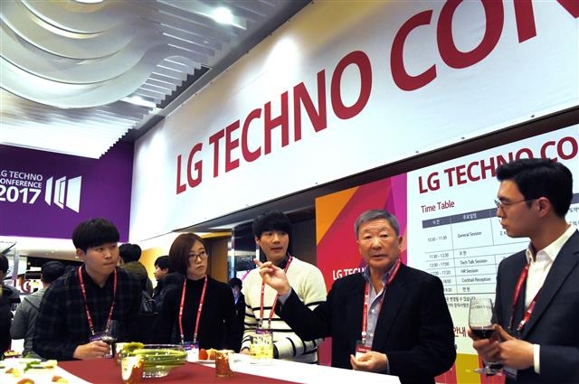 구본무(오른쪽) LG 회장이 지난 15일 열린 ‘LG 테크노 콘퍼런스’에서 국내 대학 석·박사 과정 학생들과 대화를 나누고 있다. LG 제공