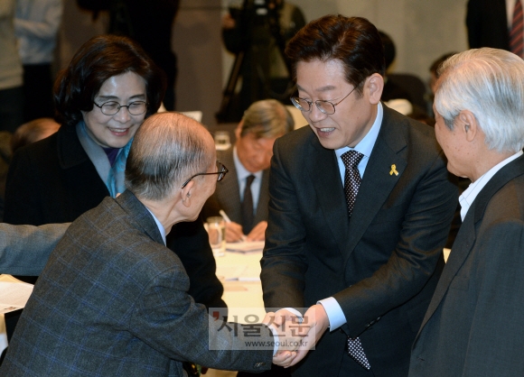 이재명(오른쪽 두 번째) 경기 성남시장이 16일 서울 중구 프레스센터에서 열린 관훈토론회에서 참석자들과 악수하며 인사하고 있다. 강성남 선임기자 snk@seoul.co.kr