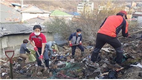 김광수 서울시의원이 쓰레기 함께 줄이기 시민운동본부 회원들과 함께 자원봉사를 하고 있다.