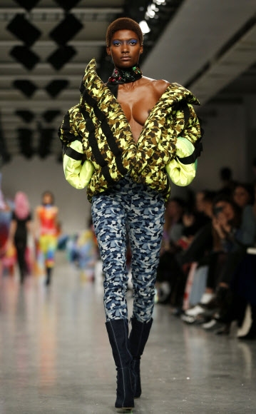 17일(현지시간) 영국 런던에서 열린 영국 패션위크 중 디자이너 표도르 골란 컬렉션 의상을 입은 모델이 런웨이를 걷고 있다. AP 연합뉴스