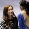 ‘피겨퀸’ 김연아, 다시 은반 위에…시상식서 꽃다발 전달