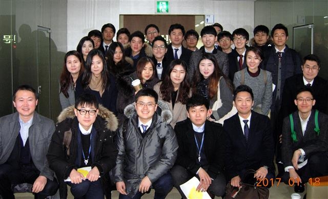 기획재정부 신임 사무관 28명이 지난 1월 서울신문사를 방문한 뒤 기념촬영을 하고 있다. 서울신문 DB