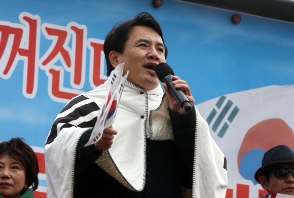 태극기 집회 참가한 김진태 의원