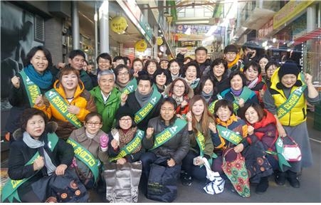 김광수 서울시의원(앞줄 가운데)이 17일 노원구 공릉시장을 찾아 장보기 행사를 갖고 참석자들과 기념촬영을 하고 있다.