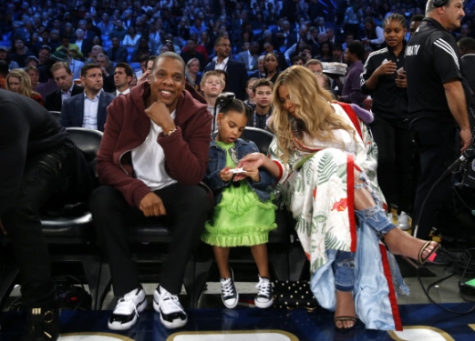 19일(현지시간) 미국 미국 루이지애나주 뉴올리언스의 스무디킹센터에서 열린 NBA 올스타전에 비욘세가 남편 제이지와 딸 블루 아이비와 함께 관람석에 앉아있는 모습이 포착됐다.<br>AP 연합뉴스