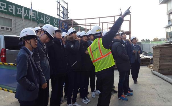 지난해 11월 서울 오산고등학교 학생 20명이 용산구에 짓는 아모레퍼시픽 사옥 공사 현장을 찾아 관계자로부터 설명을 듣고 있다. 용산구 제공