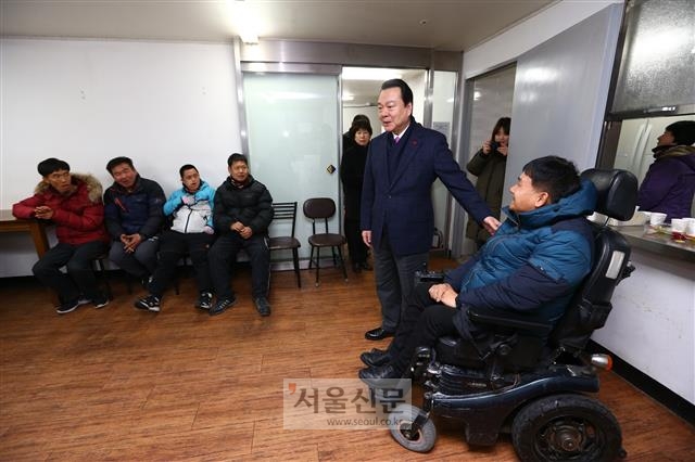 20일 ‘샬롬의 집’을 찾은 노현송 강서구청장이 장애인들의 복지를 향상시킬 대책을 이야기하고 있다.