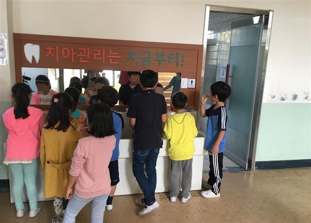 서울 동작구 본동초등학교에 설치된 양치대에서 아이들이 점심을 먹은 뒤 양치질을 하고 있다. 동작구 제공