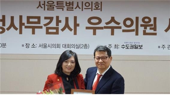박성숙 서울시의원(왼쪽)이 2016 행정사무감사 우수의원 상을 받은 뒤 기념촬영을 하고 있다.