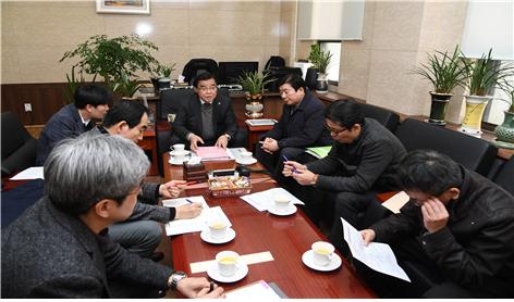 최영수 서울시의회 정책연구위원장이(가운데) 17일 노량진 민자역사 건립사업 재추진을 위한 간담회를 갖고 있다.