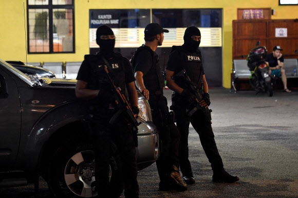 20일(현지시간) 피살된 김정남의 시신이 안치된 말레이시아 쿠알라룸푸르의 종합병원 영안실을 경찰특공대원들이 지키고 있다. AFP 연합뉴스