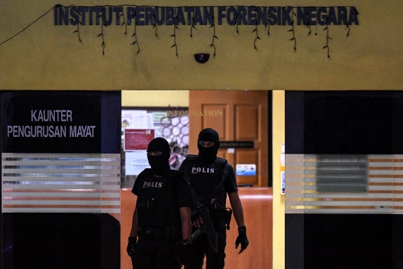 20일(현지시간) 피살된 김정남의 시신이 안치된 말레이시아 쿠알라룸푸르의 종합병원 영안실을 경찰특공대원들이 지키고 있다. AFP 연합뉴스