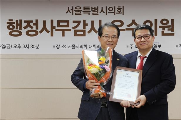 유찬종 서울시의원(왼쪽)이 2016 행정사무감사 우수의원상을 받고 기념촬영을 하고 있다.