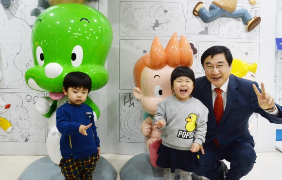 이동진 도봉구청장이 16일 쌍문역사에 있는 김수정 만화가의 둘리 작품 공간에서 어린이들과 함께 조형물을 살펴보며 활짝 웃고 있다. 이언탁 기자 utl@seoul.co.kr