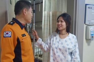 구급차서 베트남 산모 구급대 도움으로 출산