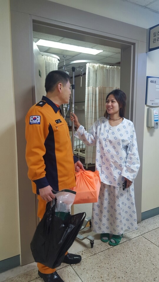 부천소방서 변정윤(왼쪽) 소방관이 구급차 안에서 아기를 출산한 베트남 산모를 찾아가 출산용품을 전달하고 있다.