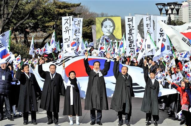 문석진(앞줄 오른쪽 세 번째) 서울 서대문구청장이 지난해 3·1만세운동 행사에서 ‘대한독립만세’를 외치고 있다. 서대문구 제공