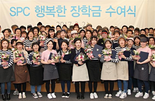 21일 서울 동작구에서 열린 제11회 SPC 행복한 장학금 수여식에서 100여명이 장학증서와 꽃다발을 품에 안고 환하게 웃고 있다. SPC그룹 제공