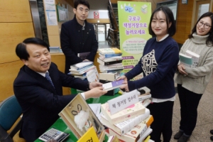 [현장 행정] ‘잠자는 책’ 공유… 구로구를 깨우다