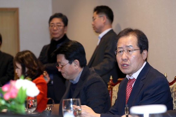 홍준표 경남도지사(오른쪽). 연합뉴스