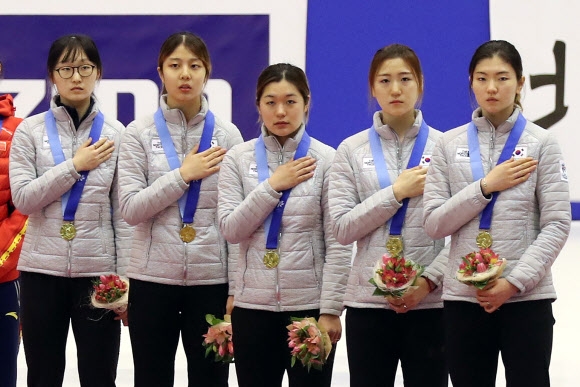 쇼트트랙 여자 3000m 릴레이 금메달(왼쪽부터 최민정, 김건희, 김지유, 노도희, 심석희) 연합뉴스