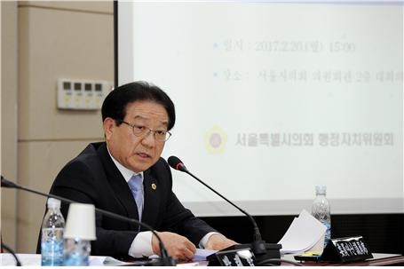 김동율 서울시의원이 20일 열린 인성회복교육 지원 조례안 공청회에서 제안설명을 하고 있다.