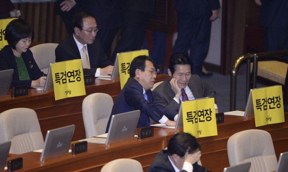 국회 본회의가 열린 23일 정의당 의원들이 본회의장 좌석에 특검연장을 주장하는 구호가 적힌 종이를 내걸고 있다. 이종원 선임기자 jongwon@seoul.co.kr