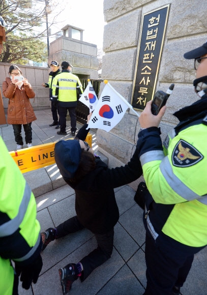 23일 서울 종로구 재동 헌법재판소 앞에서 탄핵반대 지지자가 하늘에 기도를 올리고 있다. 박윤슬 기자 seul@seoul.co.kr