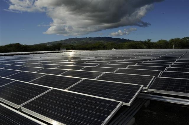 2013년 한화큐셀이 건설한 미국 하와이 칼렐루아 재생에너지 파크 태양광발전시설의 모습. 이 시설에서는 태양광발전으로 5㎿규모의 전력을 생산할 수 있다. 한화그룹 제공