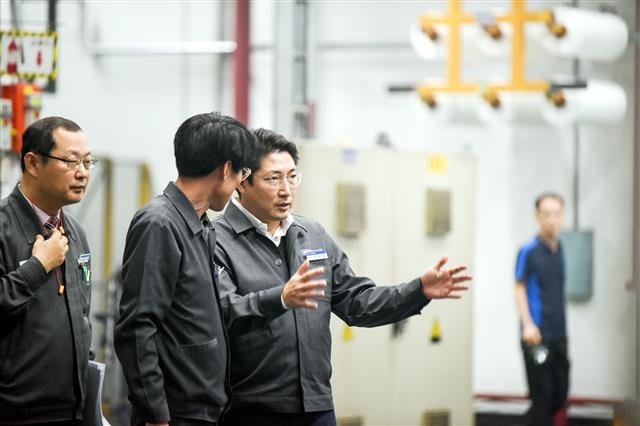 올해 1월 취임한 조현준(오른쪽) 효성 회장이 경북 구미 공장을 찾아 생산 시설을 둘러보며 직원들과 대화하고 있다. 효성 제공